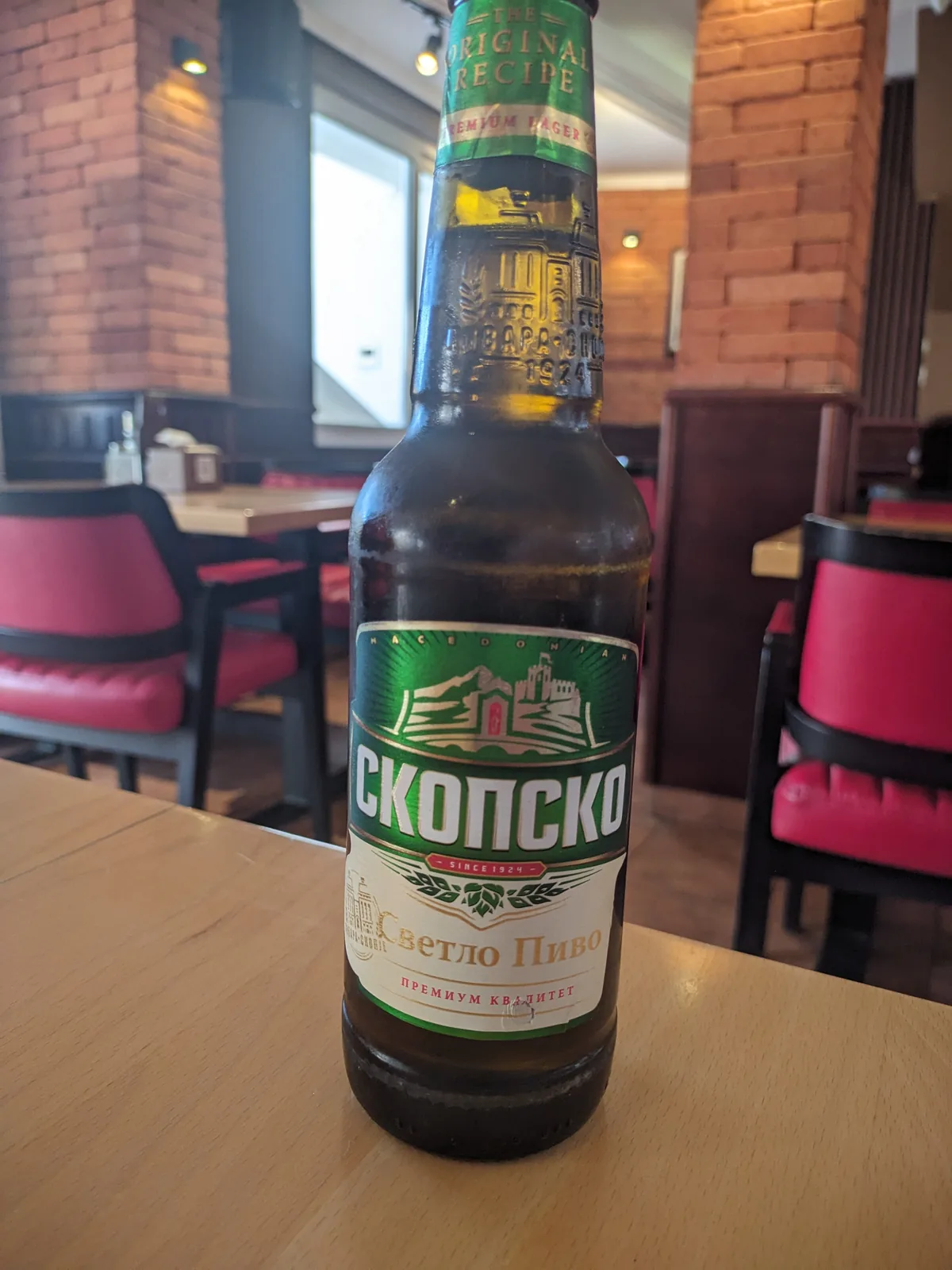 Skopsko é uma cerveja pale lager produzida pela Macedonian Breweries em Skopje, Macedônia do Norte, sendo uma das cervejas mais populares do país desde sua introdução. Com graduação alcoólica de 4,7%, apresenta características típicas de uma lager europeia com sabor equilibrado e refrescante. É conhecida pela sua qualidade consistente e é amplamente consumida nos Balcãs, representando a tradição cervejeira macedônia. Nota no Untappd: 3.1/5.
