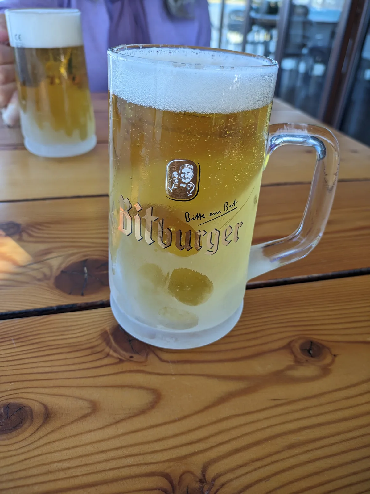 Bitburger é uma cerveja pilsner clássica produzida pela cervejaria Bitburger, fundada em 1817 na cidade de Bitburg, na região de Rhineland-Palatinate, Alemanha. Esta pilsner é conhecida por seu equilíbrio perfeito entre amargor e aroma floral, com um final seco e refrescante característica do estilo. Com 4,8% de álcool, é uma cerveja leve e versátil, sendo uma das marcas mais populares na Alemanha. Nota no Untappd: 3.58/5.