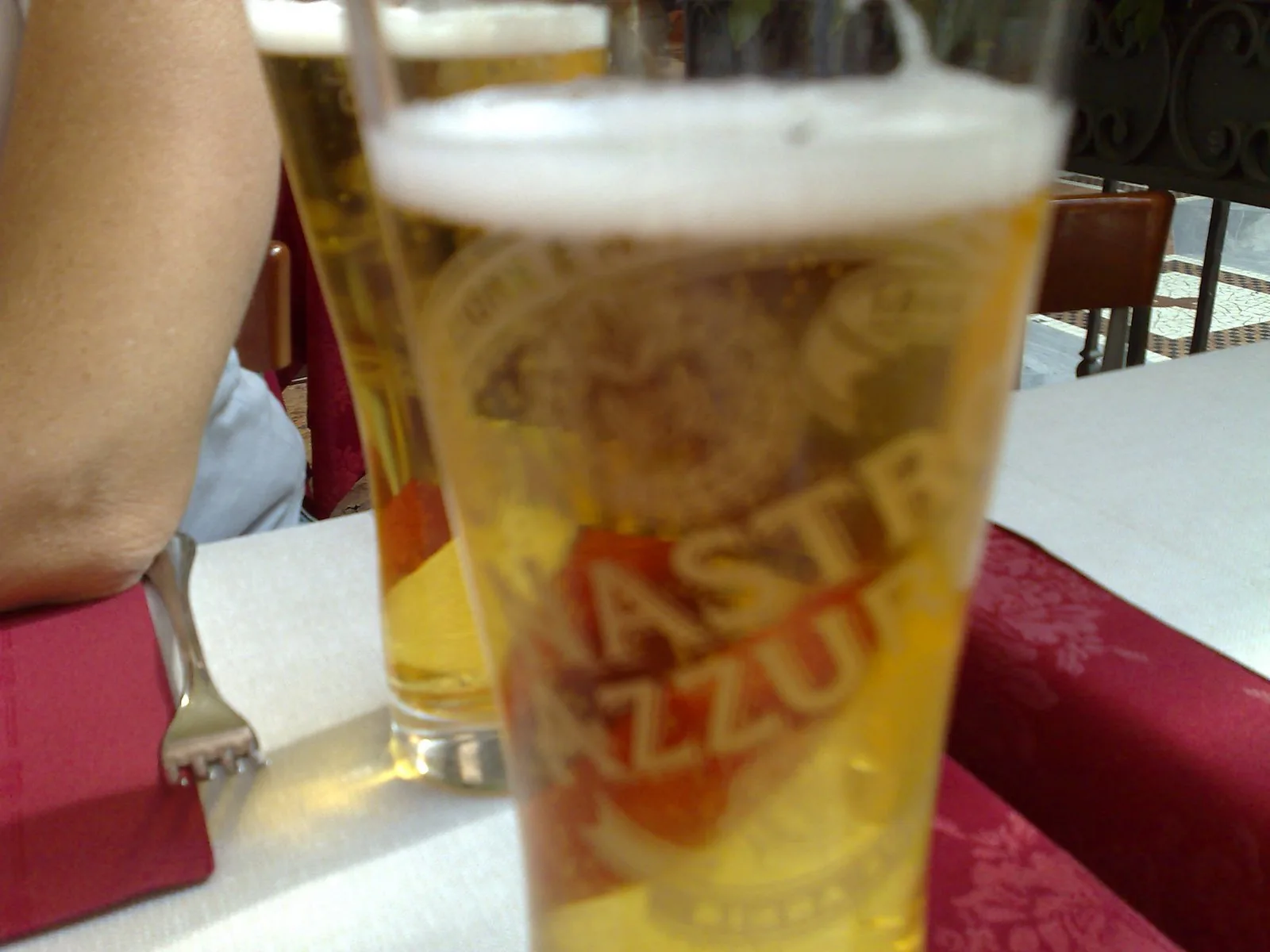 Nastro Azzurro é uma lager premium italiana produzida pela Birra Peroni, fundada em 1846 em Vigevano e hoje com sede em Roma. O nome significa "fita azul" em italiano, uma referência ao prêmio conquistado em exposições internacionais. Com 5,1% de álcool, é caracterizada por sabor limpo, ligeiramente amargo e muito refrescante, tornando-se um símbolo do estilo italiano de beber cerveja. Nota no Untappd: 3.22/5.