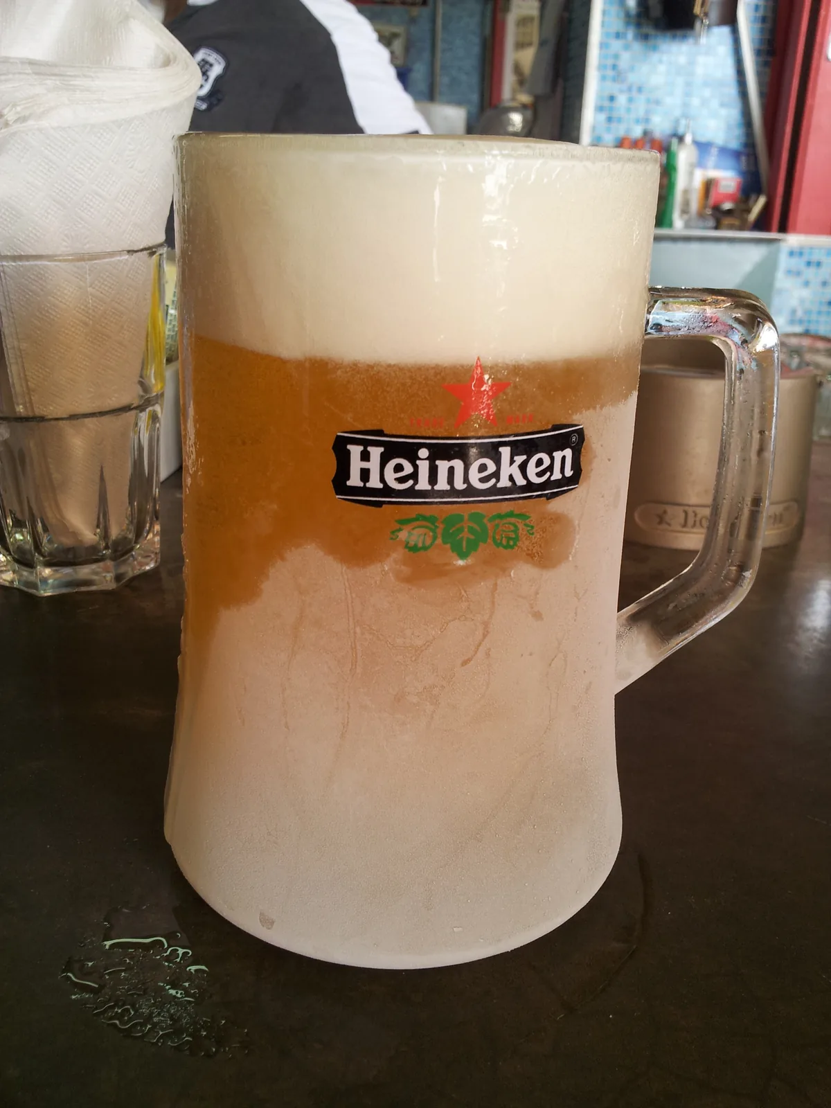 Heineken é uma cerveja lager pálida originária de Amsterdã, Holanda, fundada em 1864 pela cervejaria Heineken. É uma das cervejas mais consumidas e reconhecidas mundialmente, caracterizada pelo seu sabor equilibrado, levemente amargo e refrescante, com notas florais sutis. Com 5% de álcool, é uma cerveja versátil e acessível que se tornou um ícone da cultura cervejeira holandesa. Nota no Untappd: 3.23/5.