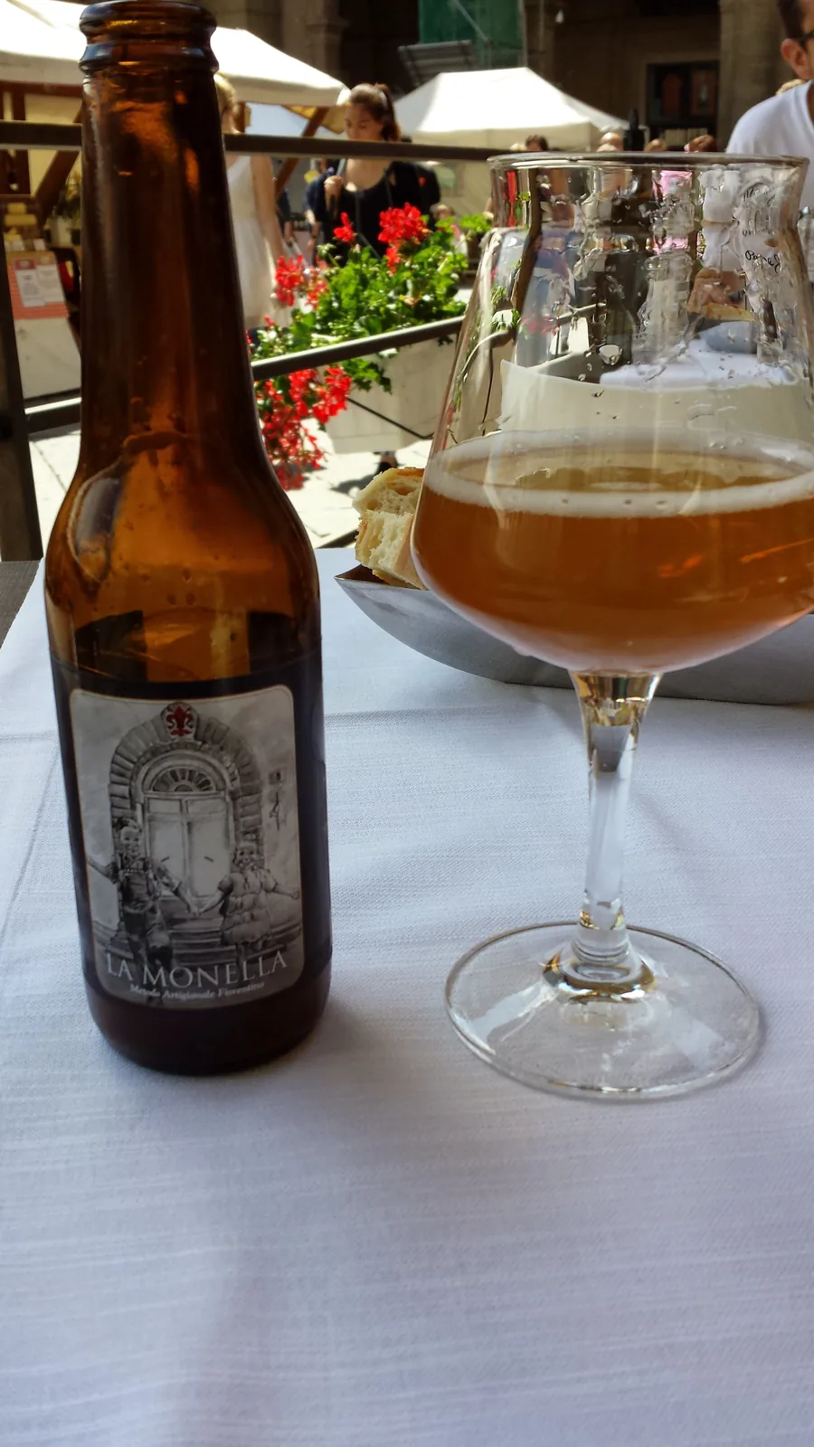 La Monella é uma cerveja produzida pela cervejaria italiana Birrificio La Monella, localizada na Itália. Trata-se de uma Belgian-style blonde ale com características de uma cerveja artesanal europeia. A cerveja apresenta uma coloração dourada clara, típica do estilo, com um aroma e sabor equilibrados. Com notas frutadas e florais, é uma cerveja de média complexidade com graduação alcoólica moderada.