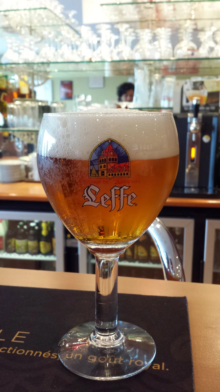 Leffe Blonde é uma cerveja belga originária da Abbaye de Leffe, localizada em Dinant, na Bélgica, com uma tradição cervejeira que remonta ao século XIII. Esta Belgian Pale Ale apresenta um corpo médio com sabores complexos de malte, notas frutadas e um final equilibrado entre amargor e doçura. Com 6,6% de álcool, é uma cerveja refrescante que combina a herança monástica belga com acessibilidade moderna, sendo uma das mais populares da marca Leffe em todo o mundo. Nota no Untappd: 3.54/5.