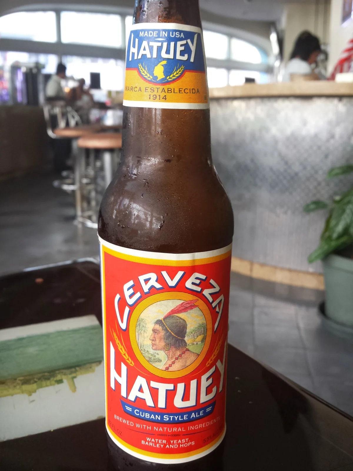 Hatuey é uma cerveja cubana produzida pela cervejaria Hatuey, estabelecida em 1914, que é uma das marcas de cerveja mais icônicas de Cuba. Classificada como Cuban Style Ale, é brewed com ingredientes naturais incluindo água, levedura, cevada e lúpulo, refletindo a tradição cervejeira caribenha. Com teor alcoólico moderado de 4,9%, é uma cerveja leve e refrescante, ideal para climas tropicais, apresentando um perfil de sabor equilibrado com notas de malte e lúpulo discretas. É amplamente distribuída e consumida tanto em Cuba quanto em comunidades hispânicas nos EUA e outros países. Nota no Untappd: 3.1/5.