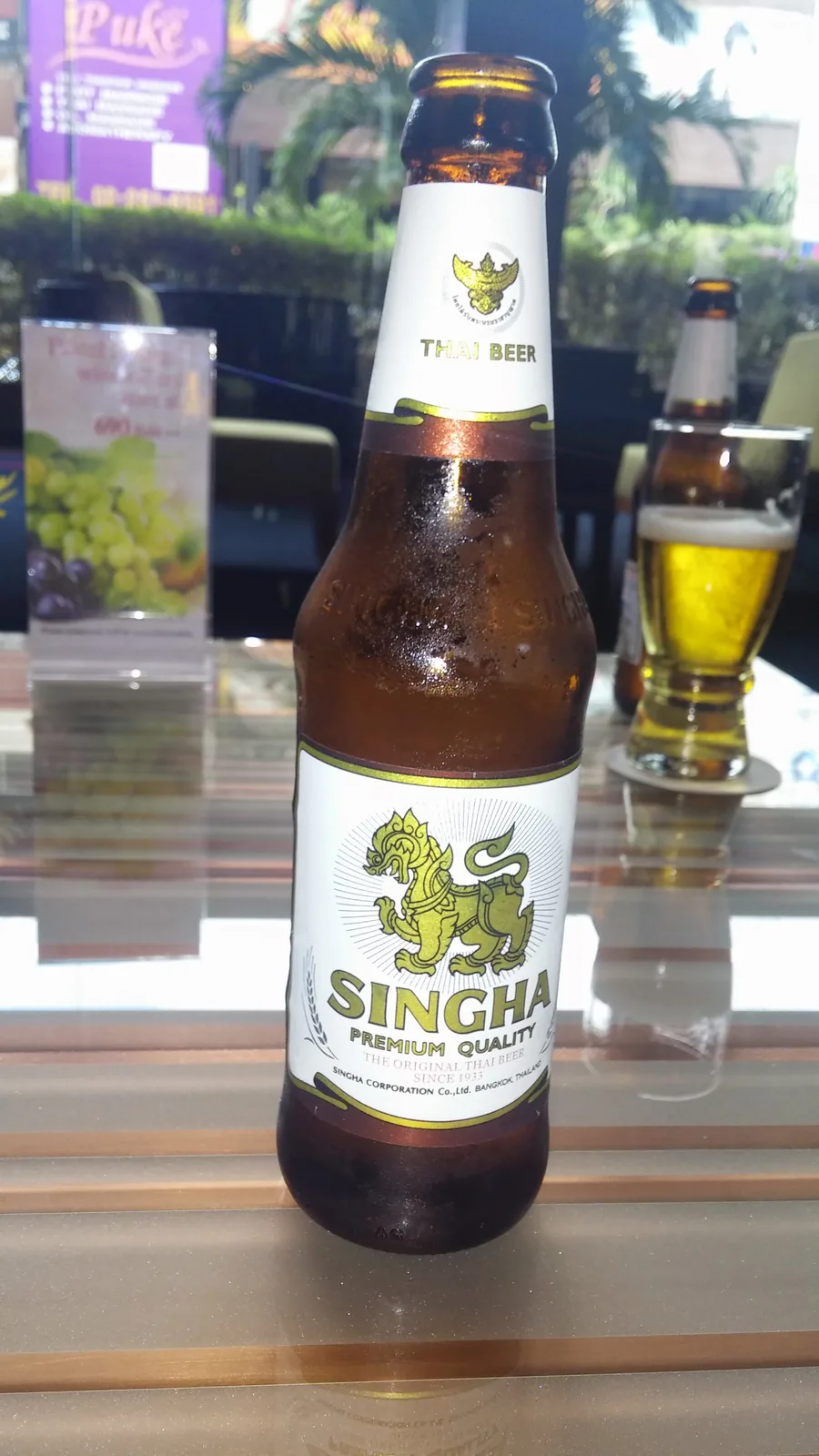 Singha é uma cerveja originária da Tailândia, produzida pela Singha Corporation em Bangkok desde 1933. É uma lager clara e refrescante, conhecida por seu sabor equilibrado com um leve toque de amargor, ideal para o clima tropical. Com 5.0% de álcool, é uma das cervejas mais populares e exportadas da Tailândia, apreciada globalmente por sua qualidade premium e tradição. Nota no Untappd: 3.41/5.