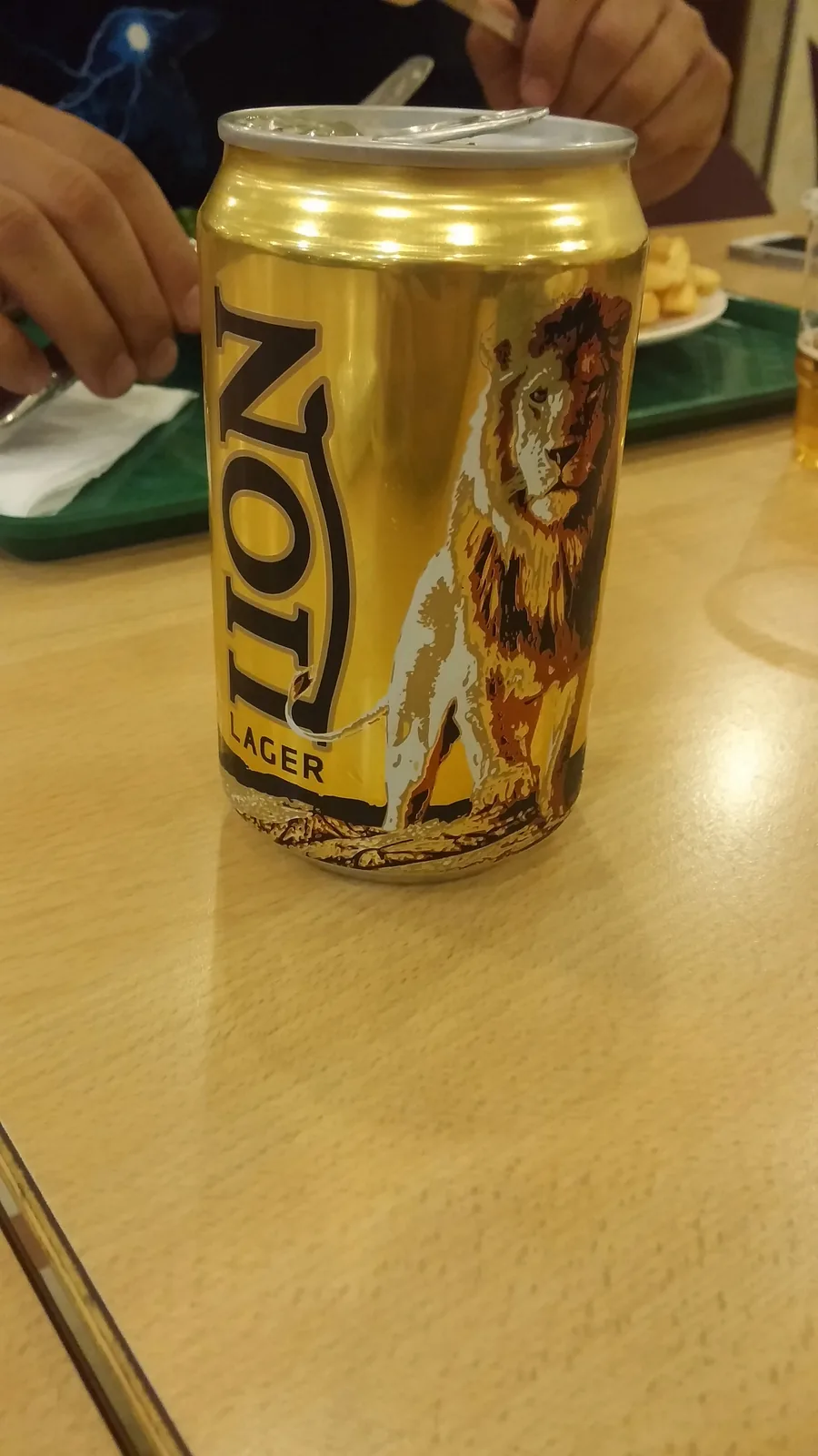 Lion Lager é uma cerveja produzida pela Lion Brewery, cervejaria de Sri Lanka com uma longa história na produção de bebidas. Esta é uma lager clássica do sudeste asiático, conhecida por seu sabor equilibrado e refrescante, ideal para clima tropical. Com 4,6% de álcool, apresenta características típicas de uma lager leve e bebível, sendo uma das cervejas mais populares em Sri Lanka. Nota no Untappd: 2.67/5.