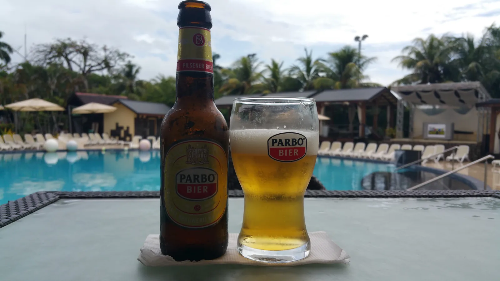 Parbo Bier é uma cerveja pilsner produzida pela Surinaamse Brouwerij, a principal cervejaria do Suriname, localizada em Paramaribo. A cerveja possui um estilo pilsner clássico com características leves e refrescantes, apresentando notas de malte suave e amargor moderado. Com 5% de álcool, é uma cerveja de fácil consumo, muito popular na região caribenha e amplamente distribuída no Suriname. Nota no Untappd: 3.41/5.