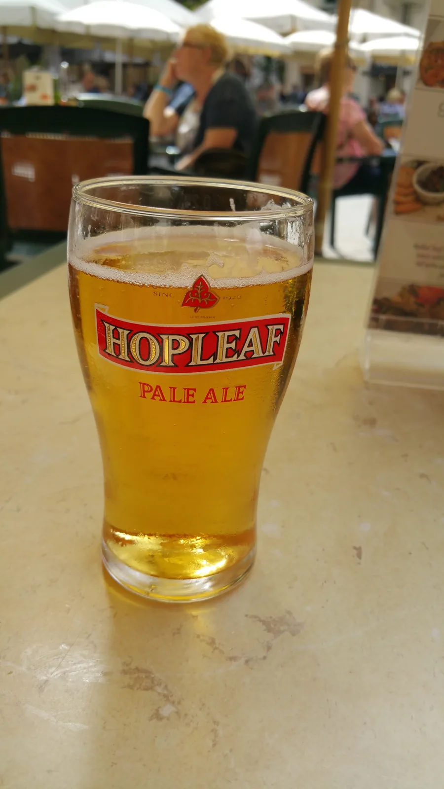 Hopleaf é uma cervejaria britânica com origem no Reino Unido, conhecida pela produção de cervejas tradicionais no estilo pale ale. A Hopleaf Pale Ale é uma cerveja clássica do estilo inglês, caracterizada pelo equilíbrio entre o amargor dos lúpulos e o corpo maltado, apresentando tons dourados e um aroma floral típico. Essa cerveja representa a tradição das ales britânicas, com graduação alcoólica moderada e perfil refrescante.