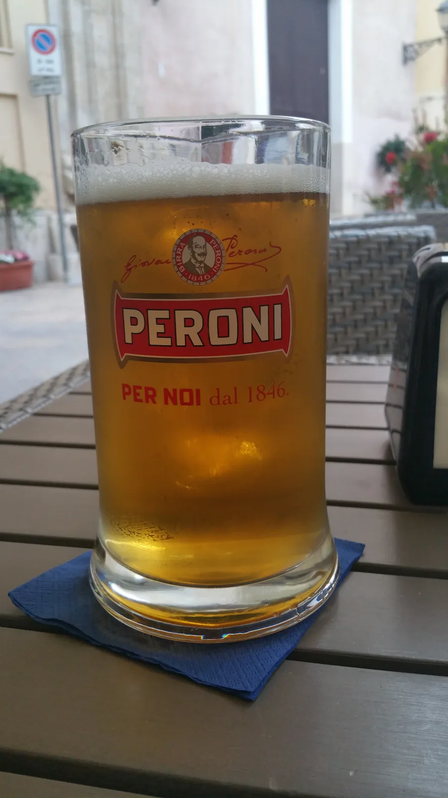 Peroni é uma cerveja lager italiana produzida pela Birra Peroni, fundada em 1846 em Milão. Com mais de 170 anos de história, tornou-se uma das cervejas mais icônicas da Itália e é apreciada mundialmente. Seu estilo Pilsen é refrescante e equilibrado, com amargor moderado e notas de lúpulo, apresentando uma graduação alcoólica de 4,7%. A cerveja é conhecida por sua qualidade consistente e é uma escolha clássica para acompanhar refeições, especialmente na culinária mediterrânea. Nota no Untappd: 3.48/5.