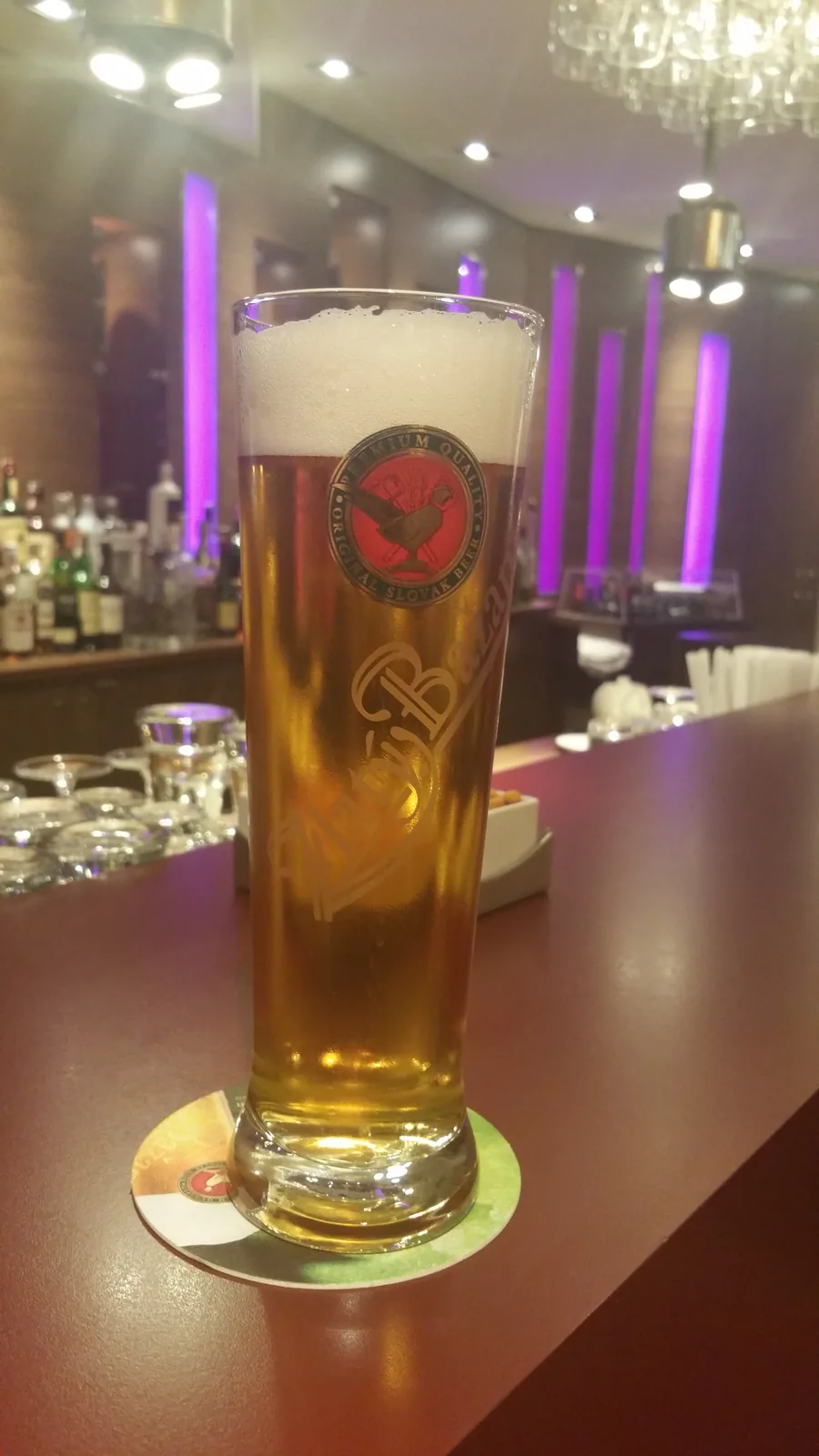 A Kulmbacher Pilsner é produzida pela Kulmbach Brauerei, uma das maiores cervejarias da Alemanha localizada em Kulmbach, Baviera. Esta cerveja segue o clássico estilo Pilsner alemão, caracterizada por seu sabor limpo, amargor moderado e aroma floral proveniente do lúpulo nobre. Com 4,9% de álcool, é uma cerveja leve e refrescante, perfeita para consumo diário, representando a tradição cervejeira bávara. Nota no Untappd: 3.52/5.