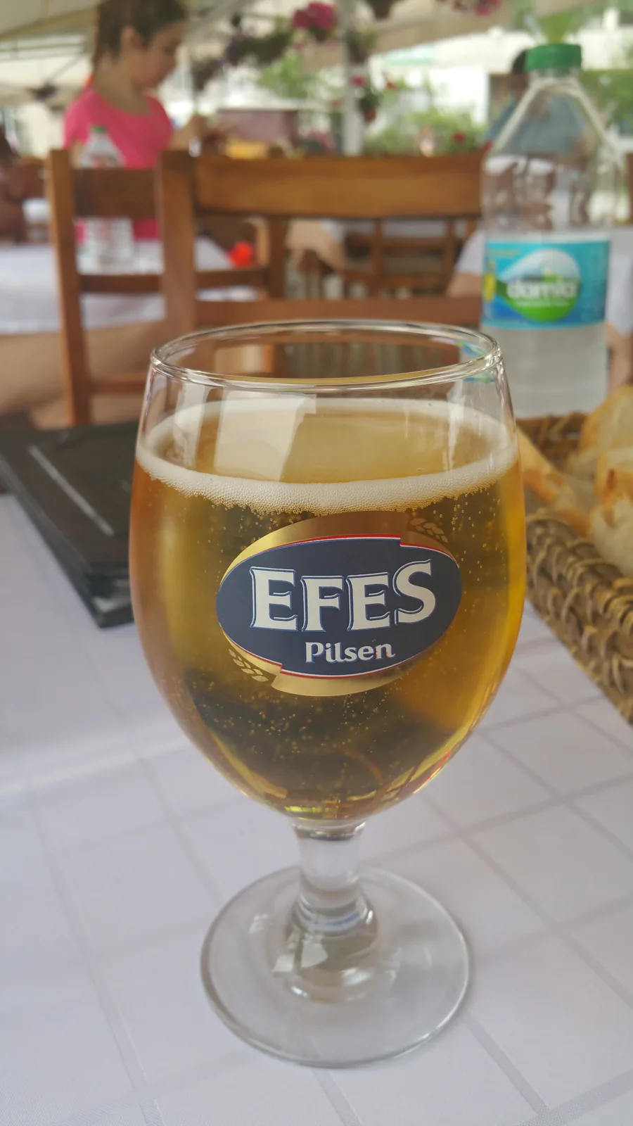Efes Pilsen é produzida pela cervejaria Anadolu Efes, fundada em 1969 na Turquia, sendo a cerveja mais popular e icônica do país. Trata-se de uma Pilsen clássica, leve e refrescante, com notas sutis de malte e lúpulo, ideal para o clima quente do Mediterrâneo. Com 5% de álcool, é uma cerveja de corpo leve e final seco, muito apreciada na Turquia e região do Oriente Médio. Nota no Untappd: 3.41/5.