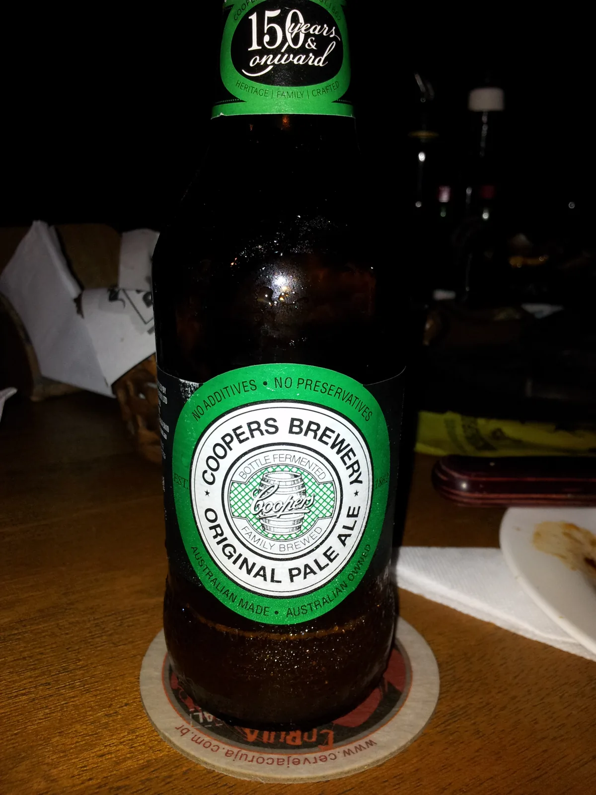 Coopers Brewery é uma cervejaria australiana fundada em 1862 em Adelaide, South Australia, sendo uma das cervejarias mais antigas da Austrália. A Original Pale Ale é seu produto mais icônico, uma cerveja artesanal sem aditivos ou conservantes, conhecida por sua fermentação em garrafa que resulta em turbidez característica. Com 4,5% de álcool, apresenta um perfil de sabor equilibrado com notas de lúpulo e malte, sendo extremamente popular na Austrália e reconhecida internacionalmente como um clássico do estilo pale ale. Nota no Untappd: 3.72/5.