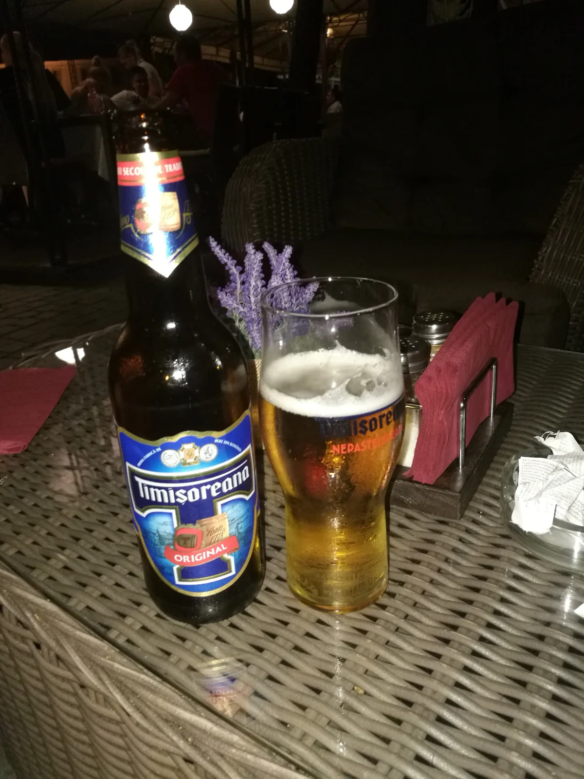 Timisoreana é uma cerveja pilsner romena produzida pela cervejaria Timisoreana, localizada em Timișoara, na região do Banat, Romênia. Com uma história que remonta a 1718, é uma das cervejas mais icônicas da Romênia e representa a tradição cervejeira da região. Com graduação alcoólica de 4,6%, apresenta características típicas de uma pilsner: sabor limpo, refrescante, com notas suaves de lúpulo e malte, sendo uma cerveja acessível e popular no leste europeu. Nota no Untappd: 3.42/5.