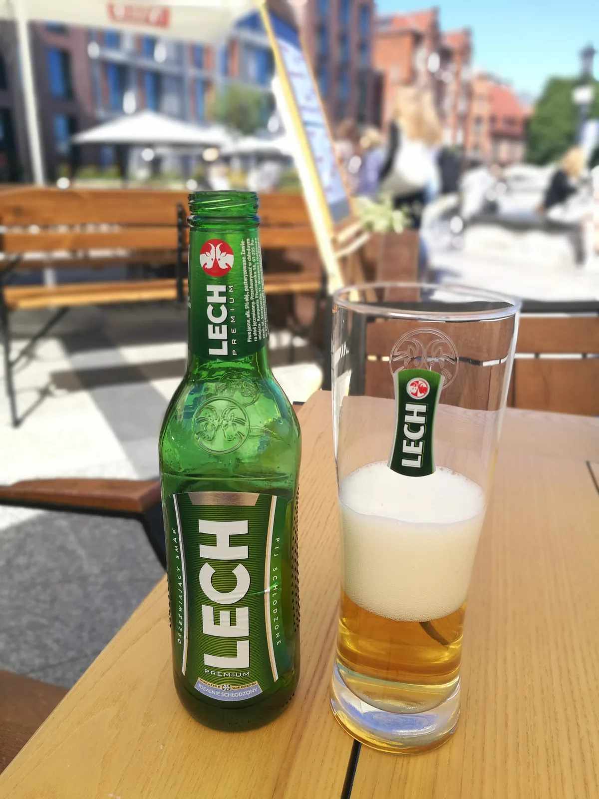 Lech Premium é uma cerveja pilsen produzida pela cervejaria polonesa Browary Polskie, com origem em Poznań, Polônia. É uma das cervejas mais populares e tradicionais da Polônia, conhecida por seu sabor equilibrado, refrescante e levemente maltado. Com 5,2% de álcool, apresenta características típicas do estilo pilsen com amargor moderado e final limpo, sendo uma bebida versátil para diversas ocasiões. Nota no Untappd: 3.54/5.