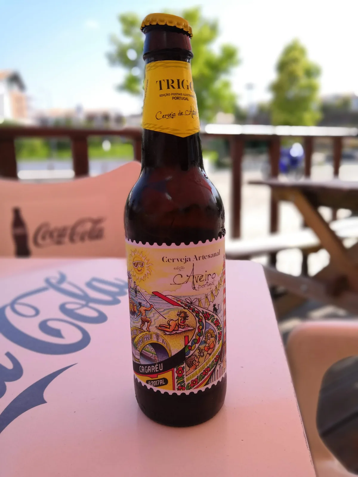 A Cervejaria Artesanal Aveiro é uma cervejaria portuguesa localizada em Aveiro, Portugal, conhecida pela produção de cervejas artesanais de qualidade. A cerveja Aveiro é uma lager tradicional que reflete a identidade regional da cidade costeira portuguesa, famosa pelos seus barcos moliceiros. Com uma graduação alcoólica moderada de 5.2%, apresenta características equilibradas típicas de uma lager europeia, oferecendo corpo suave e final limpo.